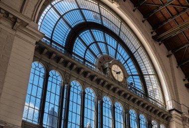 Budapeşte, Macaristan, 30 Ağustos 2022. Merkezi tren istasyonunda vuruldu, adı Keleti. Giriş cephesindeki eski saatin ayrıntıları.