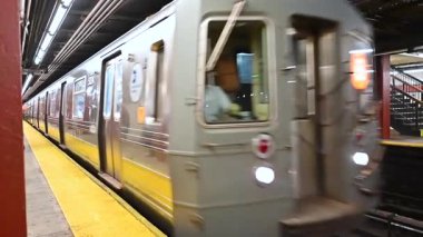 New York, Birleşik Devletler, 19 Ağustos 2024. Platforma ulaşan metronun yavaş çekim görüntüleri. Gümüş tren tünelden çıkıyor..
