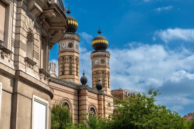 Budapeşte, Macaristan, 30 Ağustos 2022. Sinagog cephesi, Avrupa 'nın en büyüğü. Güzel bir yaz günü. Üç çeyrek görünüm.
