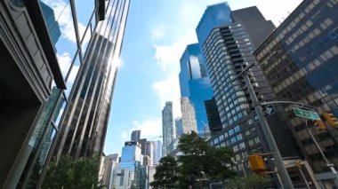 New York, ABD, 19 Ağustos 2024. Broadway ve 61. Cadde kavşağındaki sokak manzarası. Arka planda Columbus Circle var. Seyahat yerleri.
