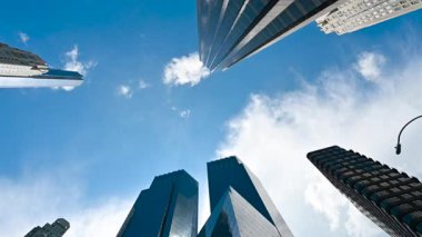 New York, ABD, 19 Ağustos 2024. Columbus Circle 'da dönen hareketle büyüleyici bir manzara. Güzel bir yaz günü. Seyahat yerleri.