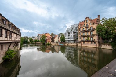 Nuremberg, Almanya, 1 Ağustos 2023. Eski kasabadan akan nehir boyunca çekilen eski evler yağmurlu bir günde suya yansıyor. Seyahat yerleri.