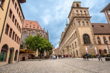 Nuremberg, Almanya, 1 Ağustos 2023. Yağmurlu bir günde, insanlar eski kasabada yürüyorlar. Seyahat yerleri.