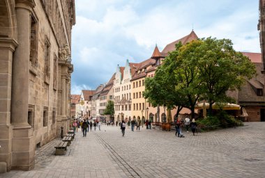 Nuremberg, Almanya, 1 Ağustos 2023. Yağmurlu bir günde, insanlar eski kasabada yürüyorlar. Seyahat yerleri.