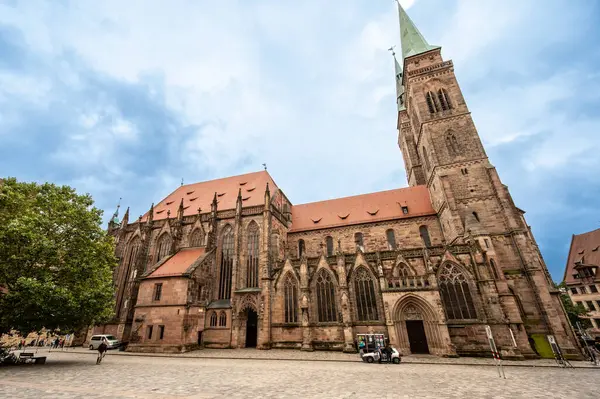 Nuremberg, Almanya, 1 Ağustos 2023. Eski kasabada, St. Sebaldus 'un büyük kilisesinde. Yağmurlu bir gün, seyahat yerleri.