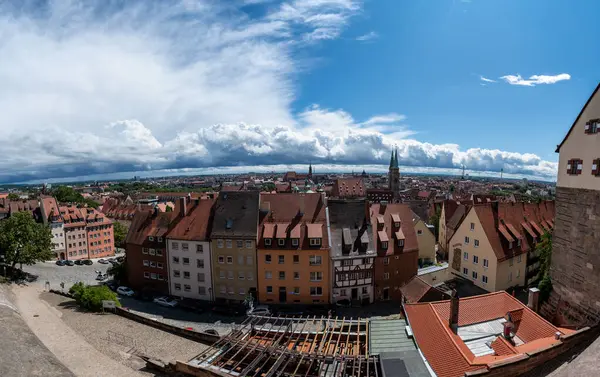 Nuremberg, Almanya, 1 Ağustos 2023. Güneşli güzel bir günde şehir manzarası. Tepedeki eski kasabadan stadyuma manzara. Nuremberg hakkında daha fazla bilgi edinin. Geniş biçimli panoramik çekim.