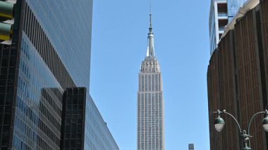 New York City, ABD, 20 Ağustos 2024. Şehir simgesi olan Empire State Binası şehir manzarasında göze çarpıyor. Güzel bir yaz günü. Seyahat yerleri.