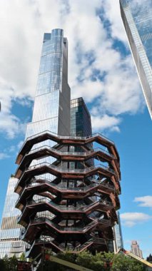 New York City, ABD, 20 Ağustos 2024. Geminin modern yapısı, şehirde yeni bir dönüm noktası. Arka planda yuvarlanan beyaz bulutları görüyoruz. Güzel bir yaz günü, dikey format.