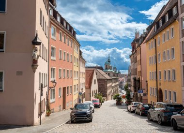 Nuremberg, Almanya, 1 Ağustos 2023. Güzel bir yaz gününde insanlar eski kasabada yürürler. Tepeden vadiye doğru görüş açısı. Seyahat yerleri.