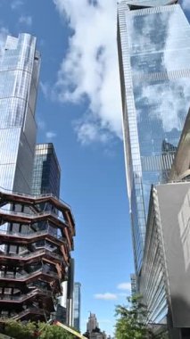 New York City, ABD, 20 Ağustos 2024. Geminin modern yapısıyla dikey görüntüler, şehirde yeni bir dönüm noktası. Seyahat yerleri. Güzel bir yaz günü.