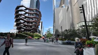 New York City, ABD, 20 Ağustos 2024. Şehirde yeni bir dönüm noktası olan Geminin modern yapısına doğru insanlar arasında yürüyen görüntüler. Seyahat yerleri. Güzel bir yaz günü.
