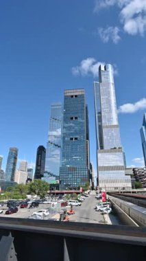 New York City, ABD, 20 Ağustos 2024. Hudson Nehri 'nden modern gökdelenlere ve gemilere bakın. Güzel bir yaz günü, seyahat yerleri. Dikey biçim ve döndürme hareketi.