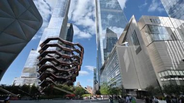 New York City, ABD, 20 Ağustos 2024. Geminin modern yapısı, şehirde yeni bir dönüm noktası. Gökdelenler arasında halka açık alanda yürüyen insanlar. Güzel bir yaz günü.