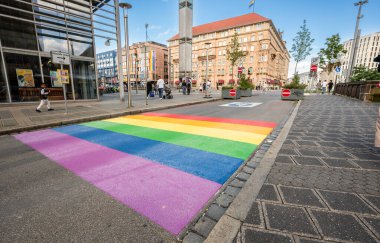 Nuremberg, Almanya, 1 Ağustos 2023. LGBT cemaatine hürmeten tarihi merkezde gökkuşağı yaya geçitleri. İnsanlar, şehir hayatı..