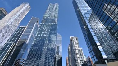 New York City, ABD, 20 Ağustos 2024. Eski çıkmaz yolu takip ederek High Line 'da yürüyorum. Yukarıya baktığımızda aynalı yüzleri olan büyük, modern gökdelenlere hayranlık duyuyoruz. Şehir manzarası, şehir hayatı.