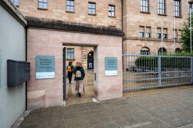 Nuremberg, Almanya, 2 Ağustos 2023. Adliyenin resmi: Dünyaca ünlü savaş suçları davası. Deneme müzesinin girişinin detayları. Ziyaretçiler geliyor..