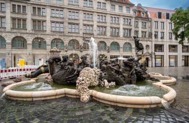 Nuremberg, Almanya, 2 Ağustos 2023. Beyaz Kule 'nin eteklerindeki düğün atlıkarınca çeşmesi (Ehekarussell). Seyahat Uçurumları.