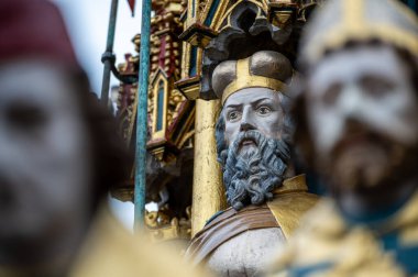 Nuremberg, Almanya, 2 Ağustos 2023. Pazar meydanındaki altın fıskiyeyi karakterize eden heykellerden birinin ayrıntıları. Seyahat yerleri ve turistik yerler.