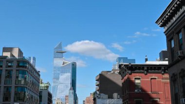 New York, ABD, 20 Ağustos 2024. The Edge ve Manhattan 'ın göbeğindeki geniş gözlem güvertesi manzaralı High Line' ın statik görüntüsü. Arka planda bulutların yavaş hareketi.