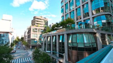New York City, ABD, 20 Ağustos 2024. High Line 'dan sokak seviyesine kadar panoramik görüntüler. Bakışlar korkuluktan çevredeki binalara ve sokak manzarasına gidiyor. Güzel bir yaz günü.