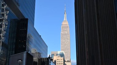 New York, Birleşik Devletler, 20 Ağustos 2024. Şehir simgesinin görüntüsü: Empire State Binası şehir manzarasında göze çarpıyor. Güzel bir yaz günü. Seyahat yerleri.