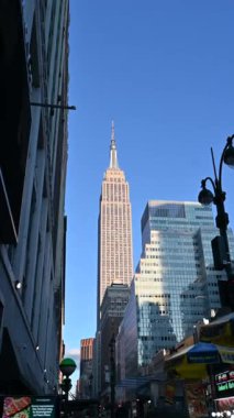 New York, Birleşik Devletler, 20 Ağustos 2024. Bir şehir ikonunun dikey görüntüleri: Empire State Binası şehir manzarasında göze çarpıyor. Güzel bir yaz günü. Seyahat yerleri.