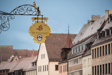 Nuremberg, Almanya, 2 Ağustos 2023. Bar tabelasının eski bir ayrıntısını o hergeleye verdim. El yapımı metal işçiliği, eski kasabanın şehir manzarasına uyuyor..