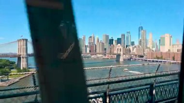 New York City, ABD, 21 Ağustos 2024. Metrodan Brooklyn 'e doğru giden Manhattan Köprüsü' nün içinden görüntüler. Simgesel şehir manzarası.