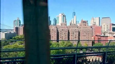 New York City, ABD, 21 Ağustos 2024. Manhattan Köprüsü 'nden Brooklyn' e doğru ilerleyen metrodan yavaş çekim görüntüsü. Simgesel şehir manzarası.