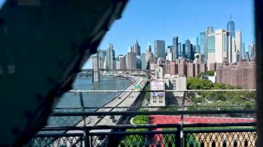 New York City, ABD, 21 Ağustos 2024. Manhattan Köprüsü 'nden Brooklyn' e doğru ilerleyen metrodan yavaş çekim görüntüsü. Simgesel şehir manzarası.