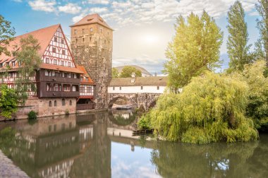 Nuremberg, Almanya, 2 Ağustos 2023. Buranın peri masalı atmosferinin ikonik bir görüntüsüyle güzel bir çekim. Güzel bir yaz günü, yarım keresteli ev suya yansıyor..