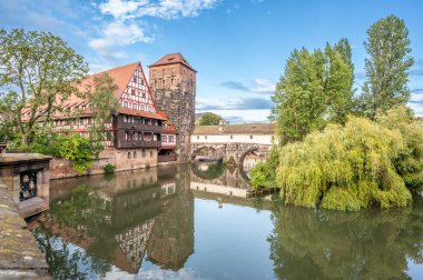 Nuremberg, Almanya, 2 Ağustos 2023. Buranın peri masalı atmosferinin ikonik bir görüntüsüyle güzel bir çekim. Güzel bir yaz günü, yarım keresteli ev suya yansıyor..