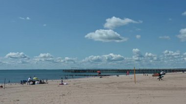 New York, Birleşik Devletler, 21 Ağustos 2024. Coney Adası büyük plaj manzarası. Gökyüzünde beyaz bulutlarla güzel bir yaz günü. Kumsaldaki insanlar boş zamanlarının tadını çıkarıyorlar. Seyahat yerleri.