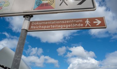 Nuremberg, Almanya, 3 Ağustos 2023. Nazi Partisi Mitingi 'ndeki Belgelendirme Merkezi için turist bilgilendirme işareti.