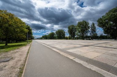 Nuremberg, Almanya, 3 Ağustos 2023. Nazi Partisi 'nin toplanma alanındaki Grosse Caddesi manzarası. Burası Nazi geçit törenlerinin, seyahat yerlerinin yer aldığı uzun düz bir yoldur..