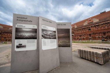 Nuremberg, Almanya, 3 Ağustos 2023. Terk edilmiş Nazi Kongre Binası 'nın içine bakın. Eski fotoğraflarla dolu bilgi panelleri. Seyahat yerleri.