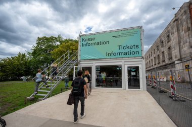 Nuremberg, Almanya, 3 Ağustos 2023. Terk edilmiş Nazi kongre binasındaki belge merkezinin bilet gişesi. İnsanlar bilet almak için gelir. Seyahat yerleri.
