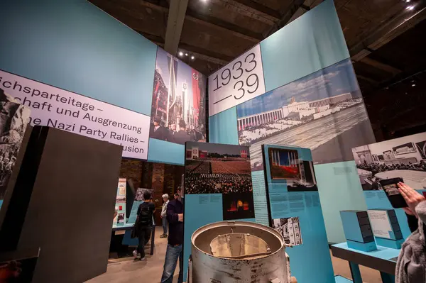 Nuremberg, Almanya, 3 Ağustos 2023. Terk edilmiş Nazi kongre binasındaki belge merkezinin içinde. Ziyaretçiler bilgi panellerini okuyup sergileri görüyorlar. Seyahat yerleri.