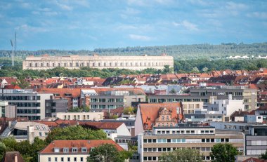 Nuremberg, Almanya, 3 Ağustos 2023. Tepenin eteklerindeki şehir kongre merkezi, Nazi rejiminin 2. Dünya Savaşı 'ndan kalma bitmemiş devasa bir çalışmaydı..