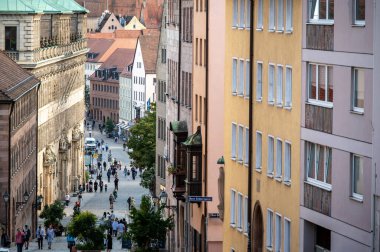 Nuremberg, Almanya, 3 Ağustos 2023. Tepeden şehir manzarası, telefoto lensleri kalabalık eski kasaba caddesine bir bakış açısı kazandırıyor. Güzel bir yaz günü. Seyahat yerleri.