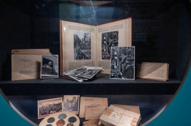 Nuremberg, Almanya, 3 Ağustos 2023. Terk edilmiş Nazi kongre binasındaki belge merkezinin içinde. Faşist dönemden fotoğraflar, belgeler ve eserler..