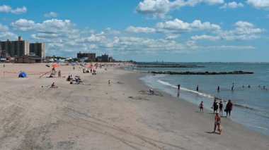 New York City, ABD, 21 Ağustos 2024. Coney Island plajının hava görüntüleri. İnsanlar kumda ya da suda boş zamanlarının tadını çıkarıyorlar. Güzel bir yaz günü. Seyahat yerleri.