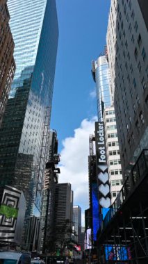New York, Birleşik Devletler, 21 Ağustos 2024. Manhattan şehir merkezinin ikonik görüntüsü olan dikey görüntüler: sokağa bakan aynalı gökdelenler ve büyük reklam tabelaları. Seyahat yerleri.