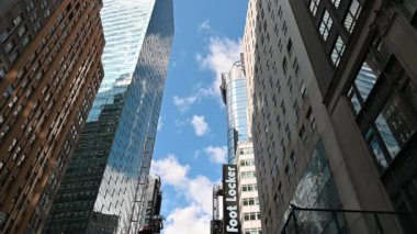 New York, Birleşik Devletler, 21 Ağustos 2024. Manhattan şehir merkezinin ikonik görüntüsü: sokağa bakan aynalı gökdelenler ve büyük reklam tabelaları. Seyahat yerleri.