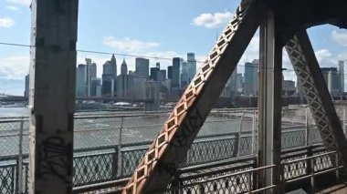 New York City, ABD, 21 Ağustos 2024. Manhattan Köprüsü 'nü geçip Manhattan' a giden metronun içinden yavaş çekim görüntüsü. İkonik bir şehir..