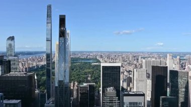 New York, Birleşik Devletler, 22 Ağustos 2024. Manhattan 'ın Central Park' a yakınlaştırılmış havadan görüntüsü. Güzel bir yaz günü. Seyahat yerleri.
