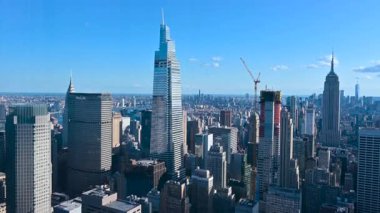 New York, Birleşik Devletler, 22 Ağustos 2024. Manhattan üzerinde hava manzarası. Eğim hareketi aşağı Manhattan 'ın ana gökdelenlerini vurguluyor. Seyahat yerleri.