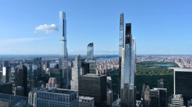 New York, Birleşik Devletler, 22 Ağustos 2024. Manhattan üzerinde hava manzarası. Pan hareketi aşağı Manhattan 'ın ana gökdelenlerini vurguluyor. Seyahat yerleri.