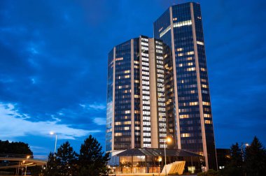Prag, Çekoslovakya. 4 Ağustos 2023. Modern Corinthia otel kulelerinin gece çekimleri. Modern banliyölerin silüeti.