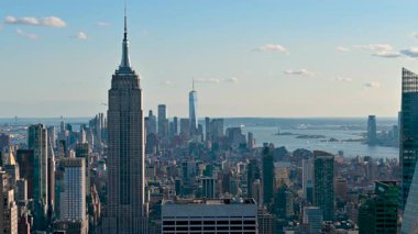 New York, Birleşik Devletler, 22 Ağustos 2024. Manhattan 'ın havadan görünüşü. Zoom, soldaki Dünya Ticaret Merkezi ve sağdaki Özgürlük Heykeli 'ni vurguluyor. Seyahat yerleri.